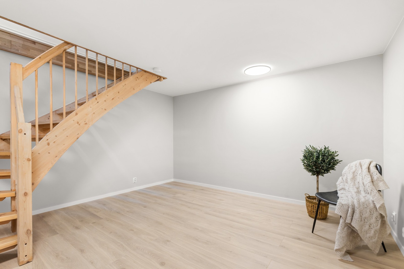 Kjelleren ble oppusset i 2026. Nye stendere, bunnsviller, nye stikk og avtrekk og nytt gulv. (Ikke godkjent for varig opphold). Galleribilde