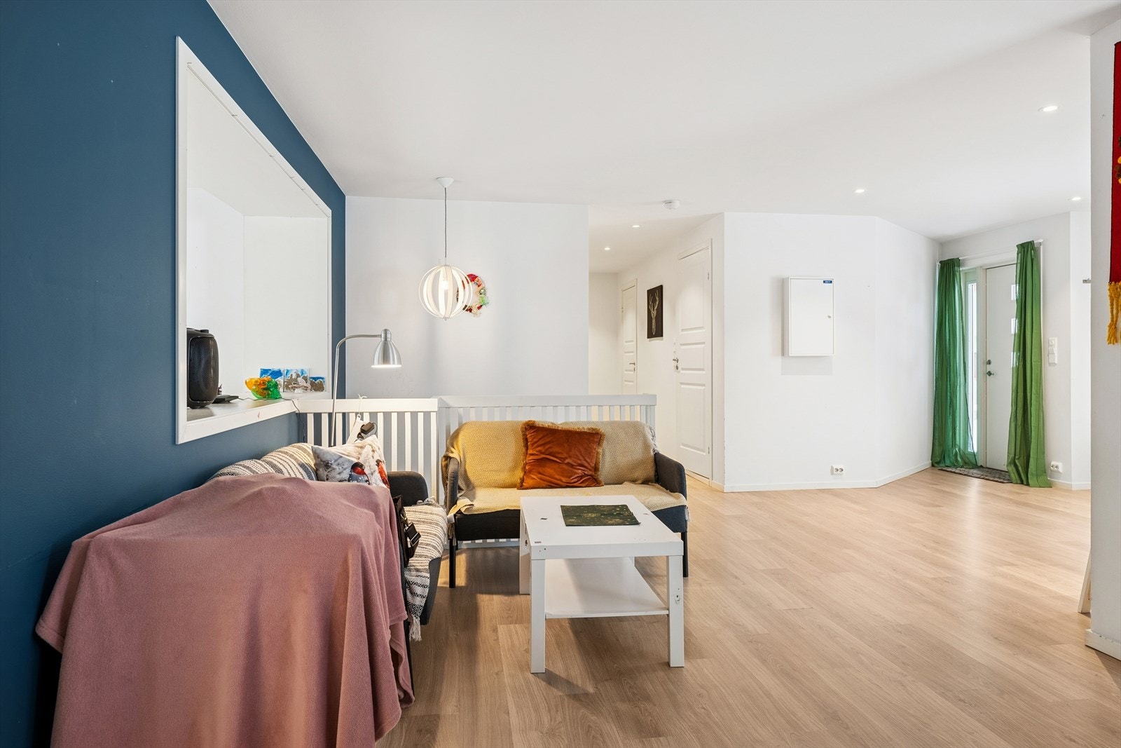 Stuen er boligens naturlige samlingspunkt, med god plass til sofagruppe og tilhørende møblement. Galleribilde