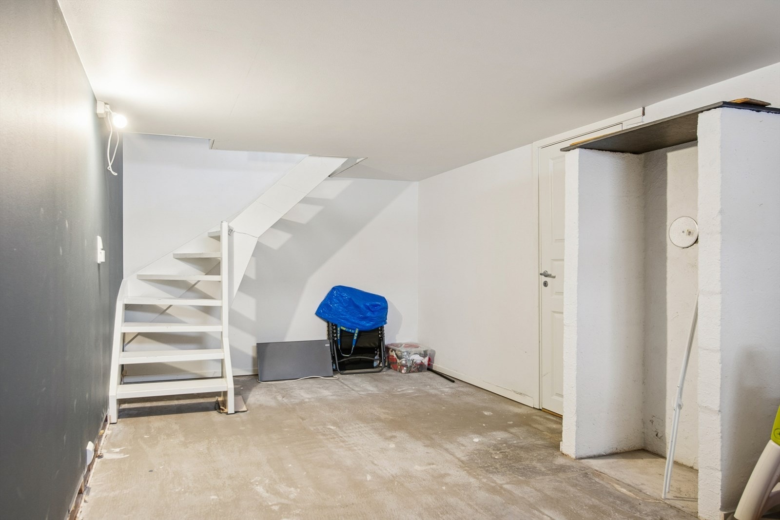 Fra gangen i første etasje fører en tretrapp ned til kjelleren. Galleribilde