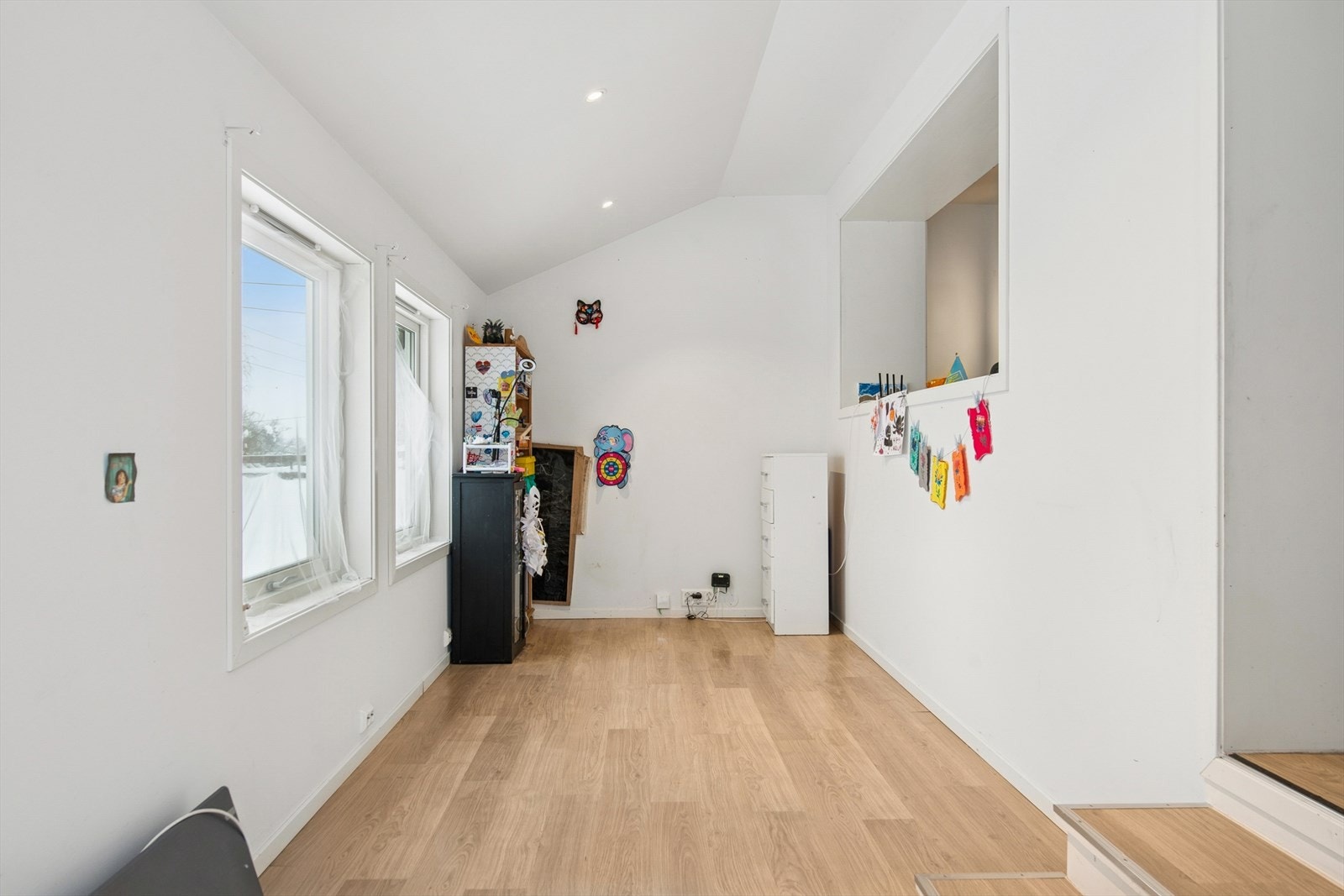 I 2018 ble terrassen innlemmet i stuen. Denne endringen er ikke omsøkt og godkjent. Galleribilde