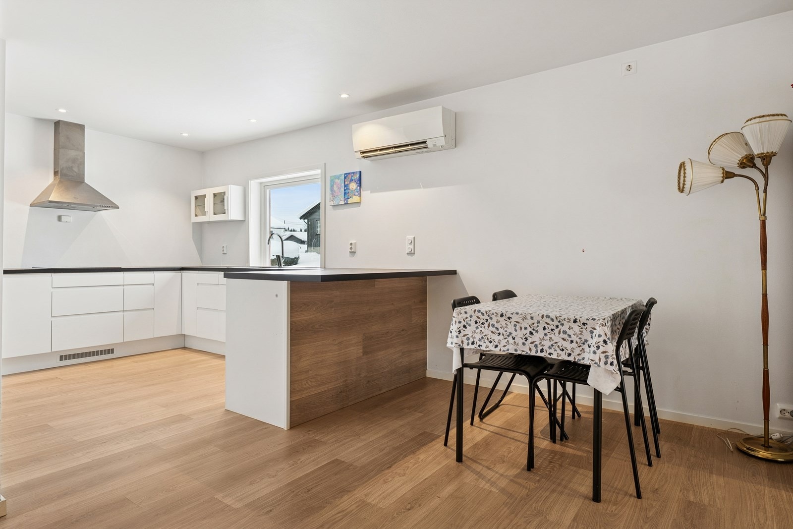 Kjøkkenet ble fornyet i 2018 og har en moderne og funksjonell innredning. Galleribilde