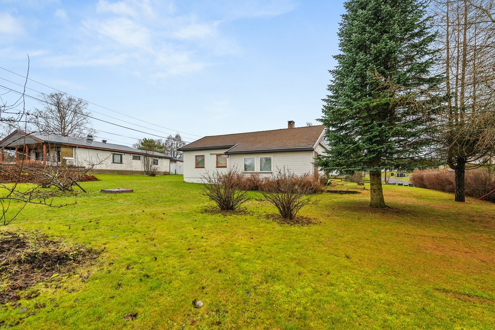 Den store flate tomten på 990,9 m² gir rikelig med plass for lek og utendørsaktiviteter. Galleribilde