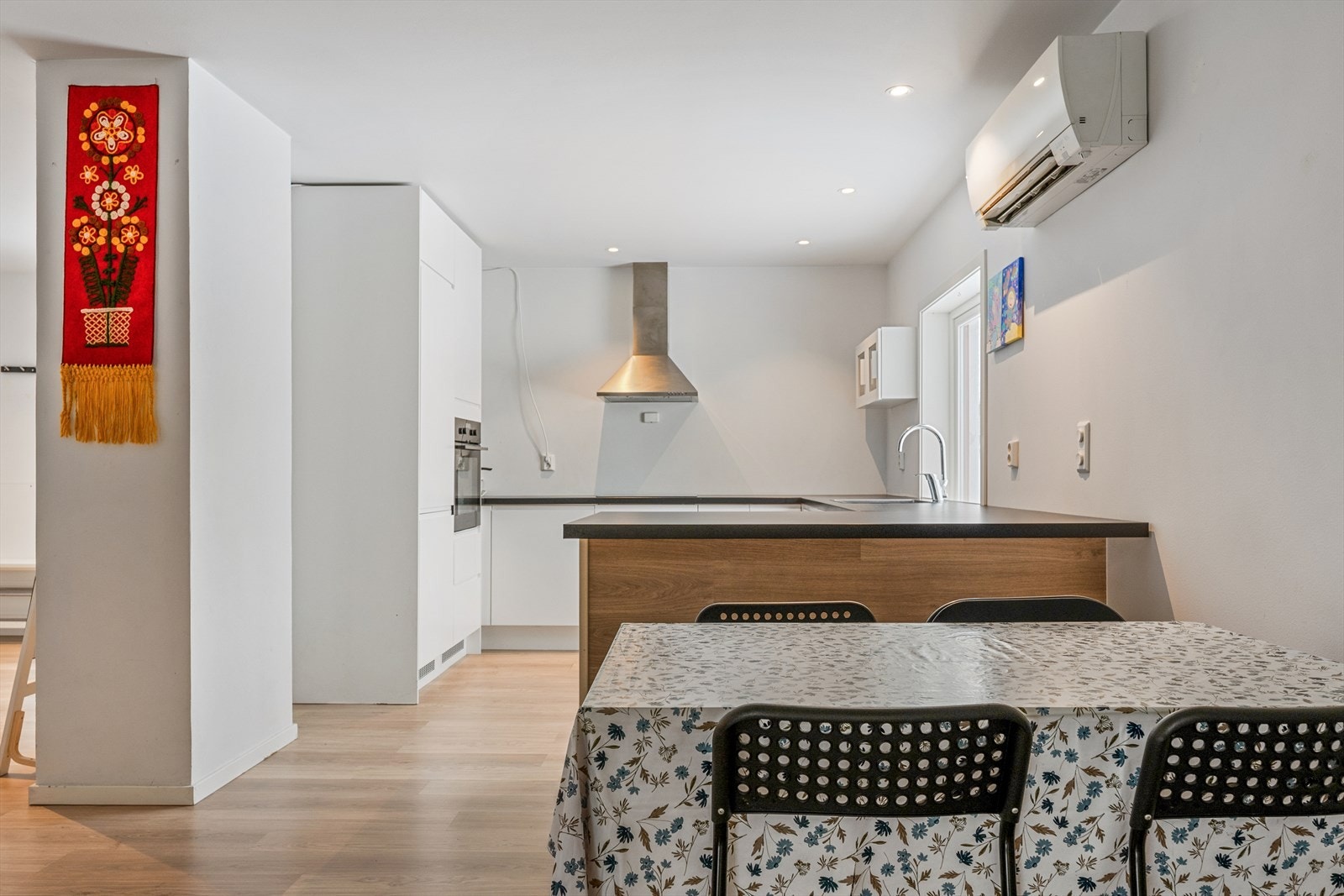 Kjøkkenet er fullt utstyrt med integrerte hvitevarer fra 2018. Galleribilde