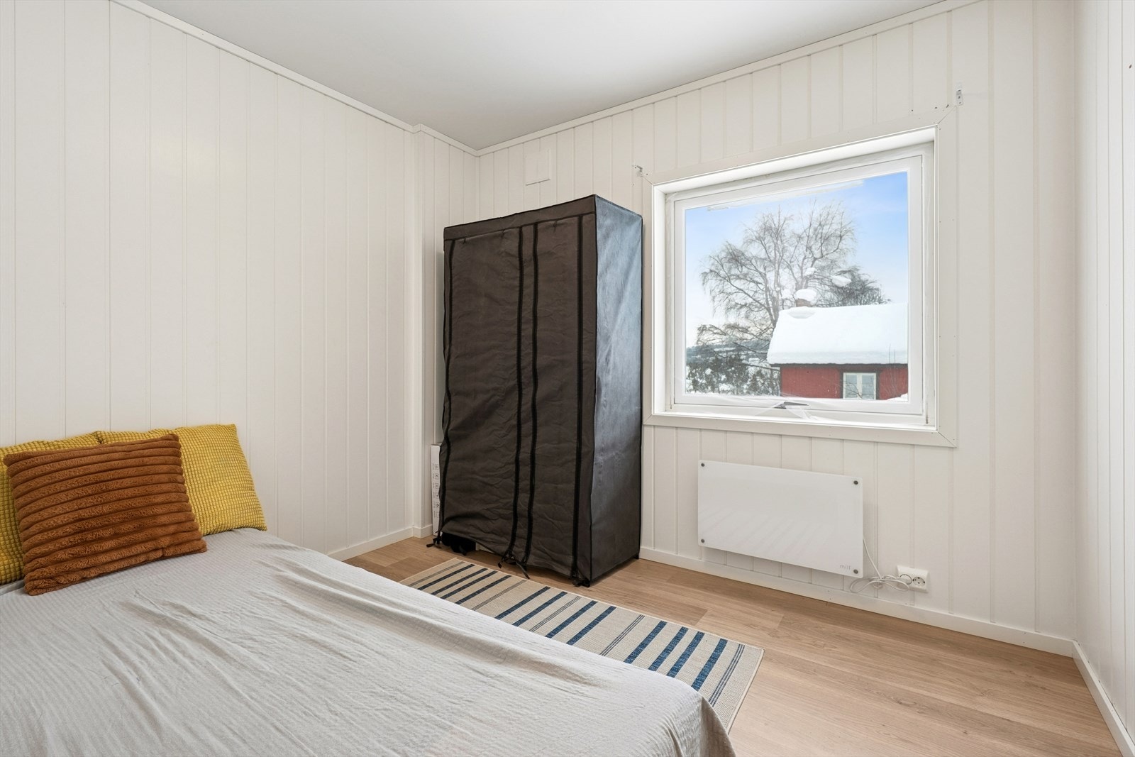 Soverom 1. Boligen har tre soverom av god størrelse, alle med overflater pusset opp i 2018. Galleribilde