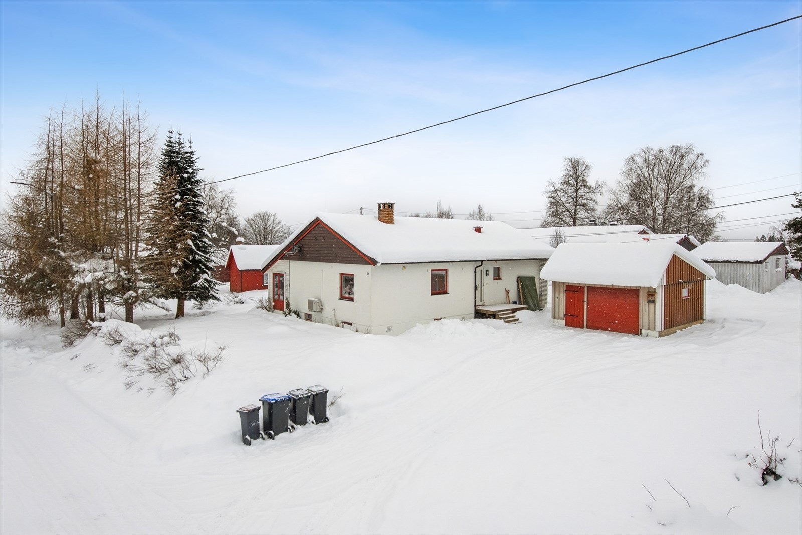 Nærmeste busstopp ligger kun et par minutters gange unna, og Raufoss stasjon er en kort kjøretur unna. Galleribilde
