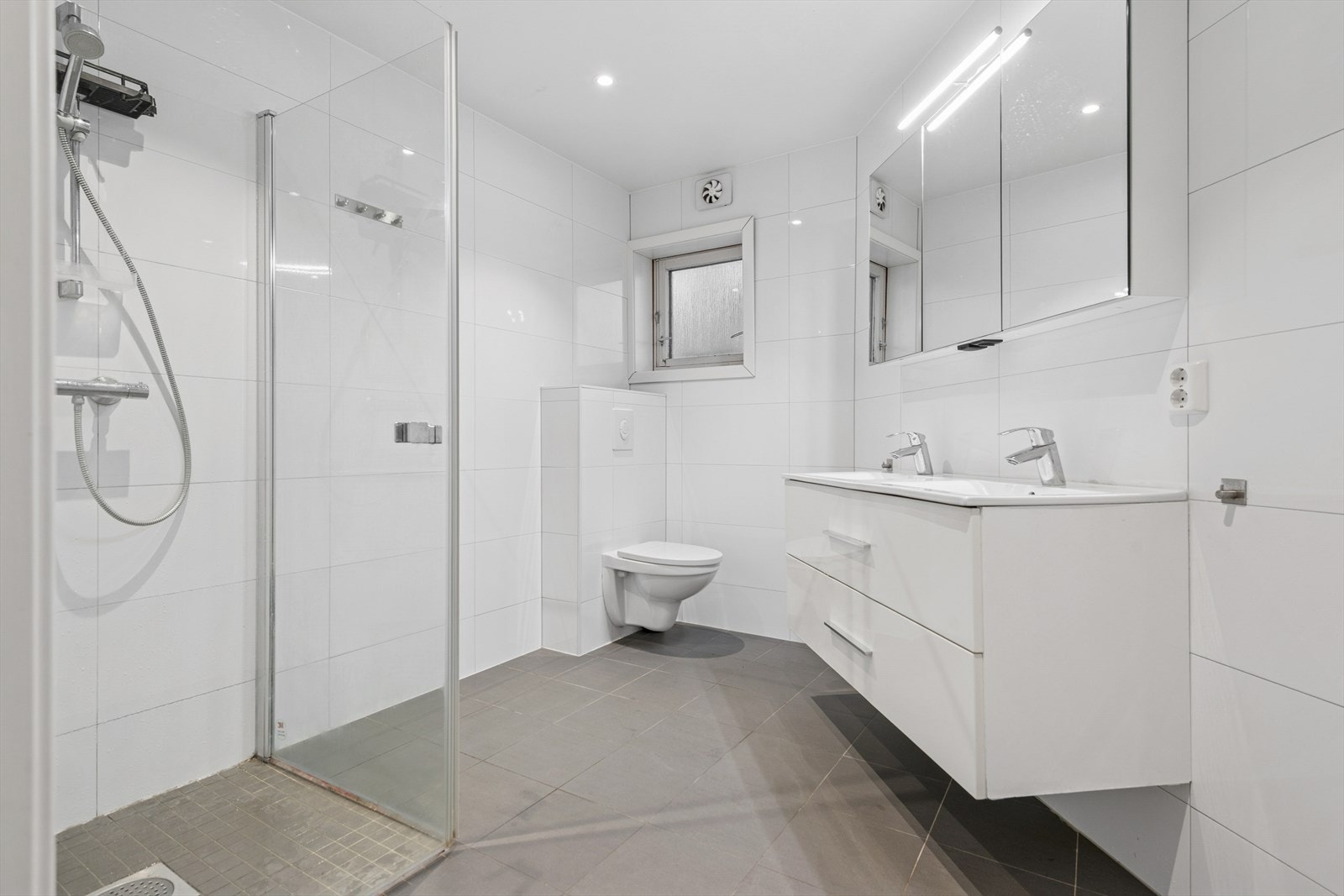 Badet ble pusset opp i 2018 og fremstår moderne med flislagte overflater på gulv og vegger. Galleribilde