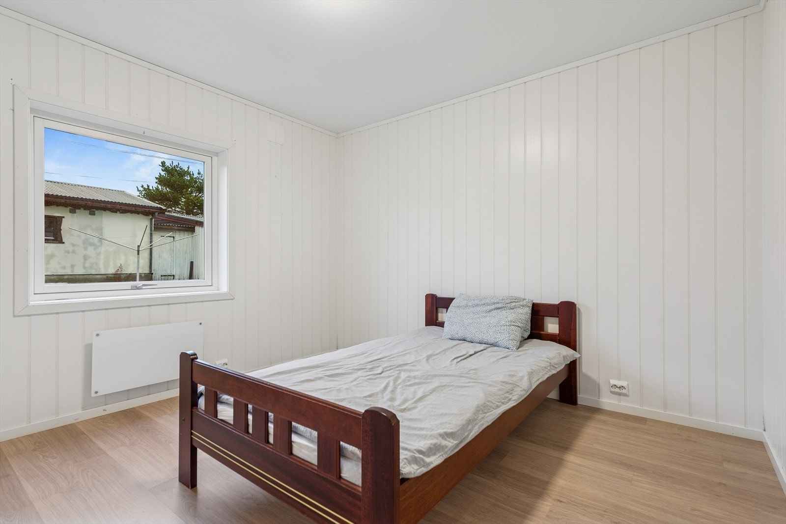 Soverom 2. Soverommene har laminat på gulvet og malte, glatte flater på vegger og i himling. Galleribilde