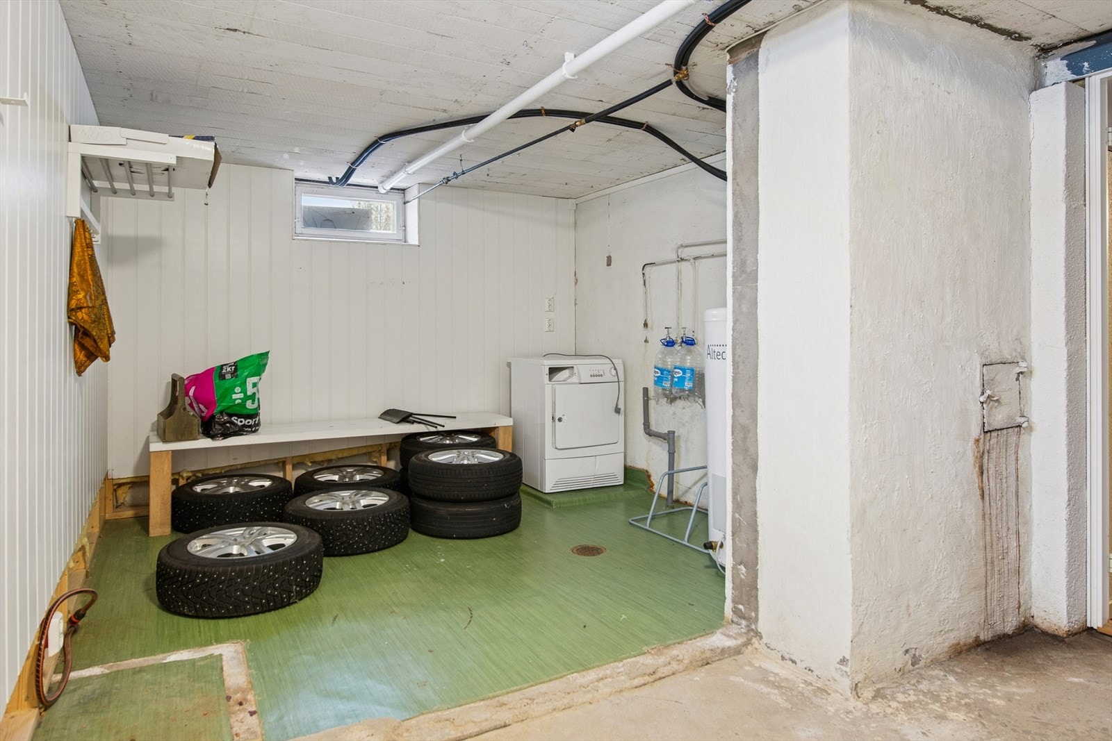 Praktisk vaskekjeller med opplegg for vaskemaskin og god plass til oppbevaring. Galleribilde