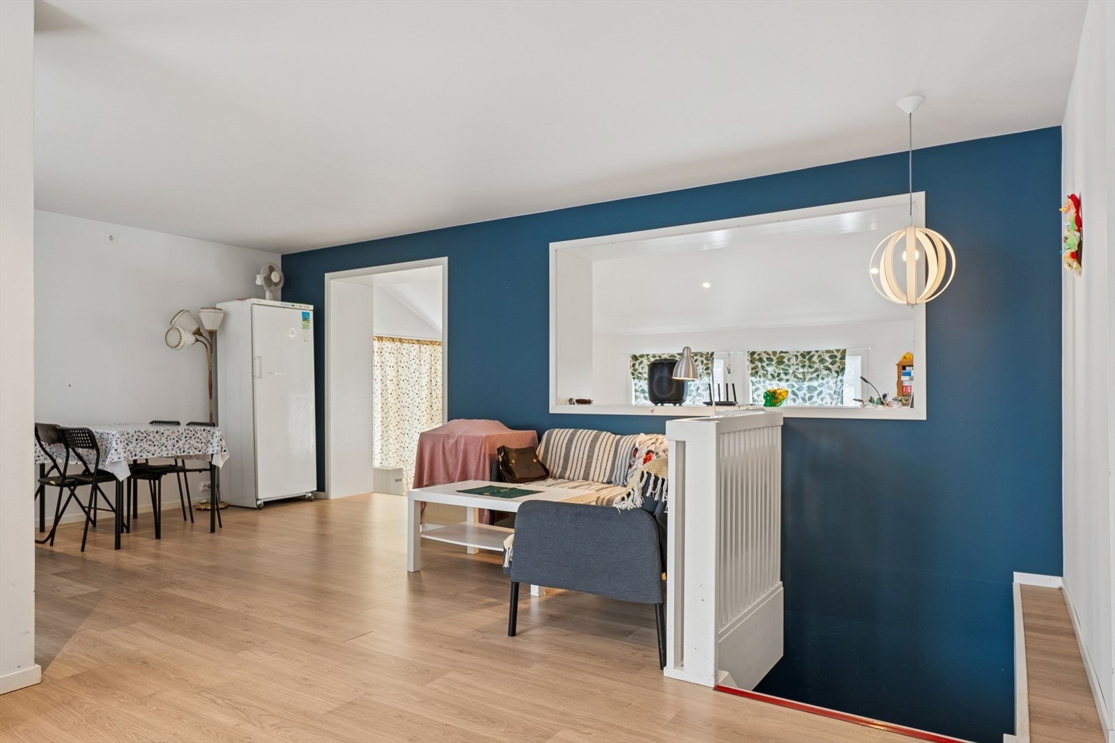 Stue og kjøkken. En ekstra stue i bakkant av bildet. Galleribilde