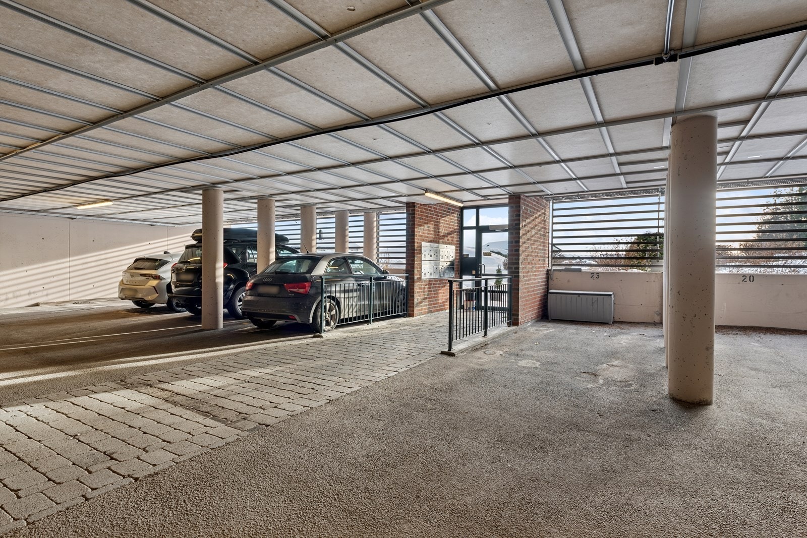 Parkeringsplass i felles garasjekjeller medfølger. Garasjeanlegget er klargjort for montering av ladebokser. Galleribilde