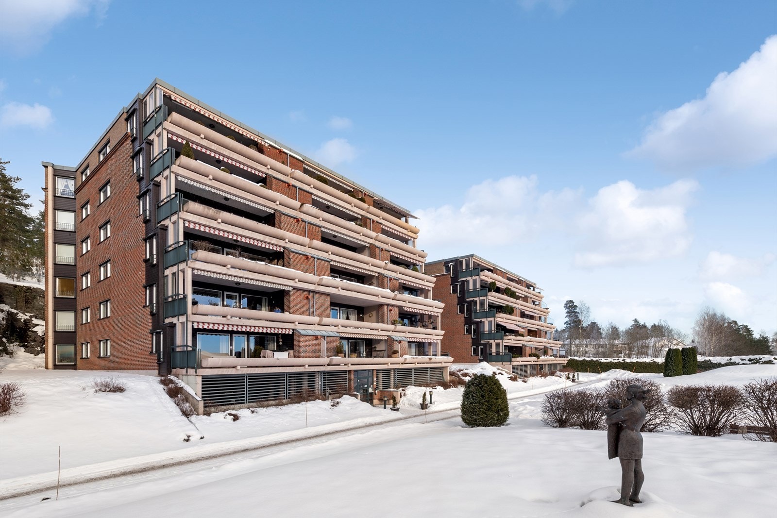 En lys og romslig 2-roms selveierleilighet beliggende høyt og fritt i 3. etasje med heisadkomst. Galleribilde