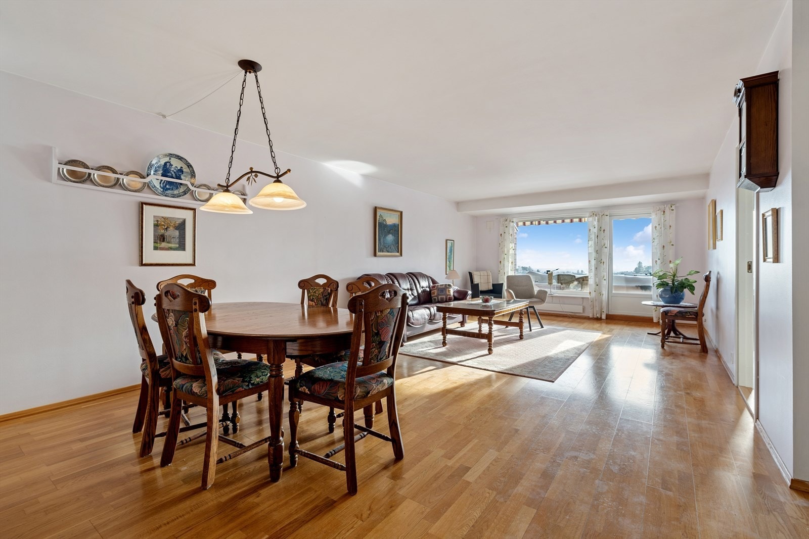 Her er store vindusflater som slipper inn mye naturlig lys og skaper en god atmosfære i rommet. Galleribilde