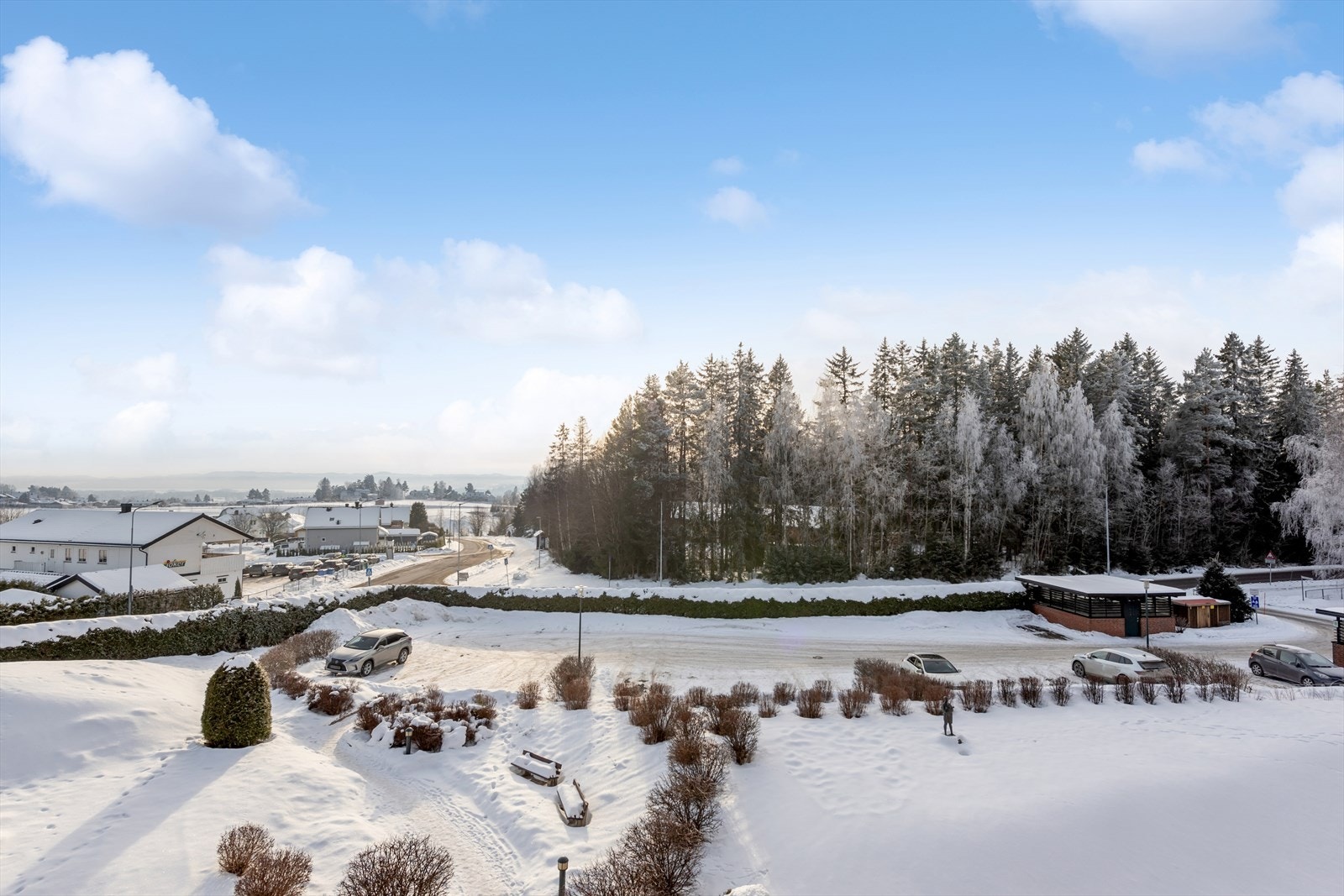 Sameiets fellesarealer er omkranset av variert vegetasjon, som skaper en naturlig og frodig ramme rundt eiendommen. Asfaltert areal for parkering er tilgjengelig i samsvar med gjeldende regler for området, og tilrettelegger for praktisk adkomst. Galleribilde