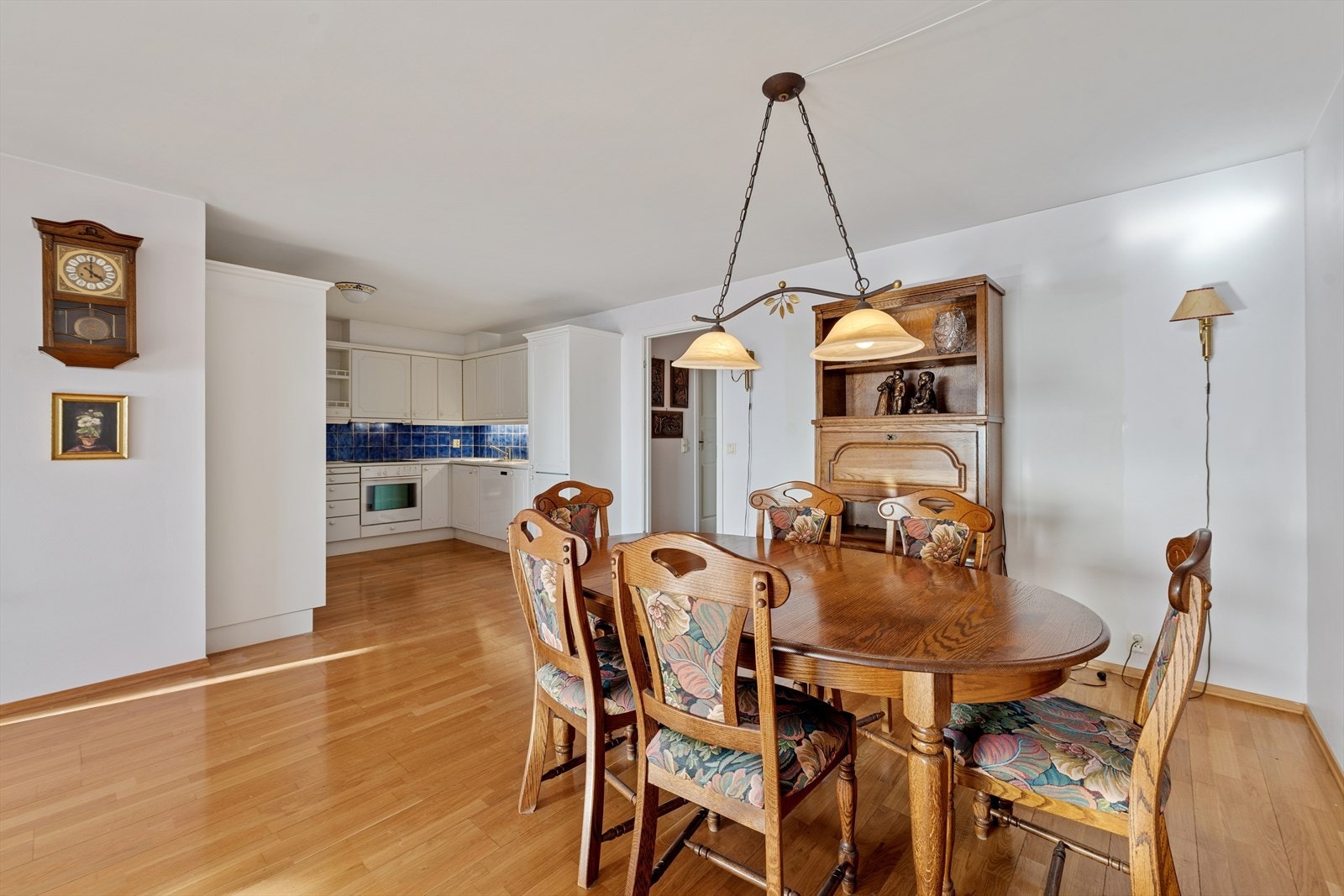 I tilknytning til kjøkkenet kan spisebord enkelt plasseres - her kan gode måltider nytes. Galleribilde