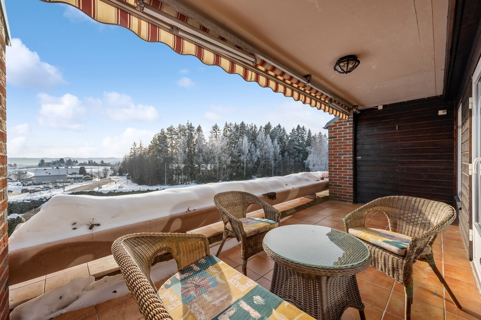 Leiligheten har en stor overbygd terrasse på 14 m² med en flott utsikt. Galleribilde