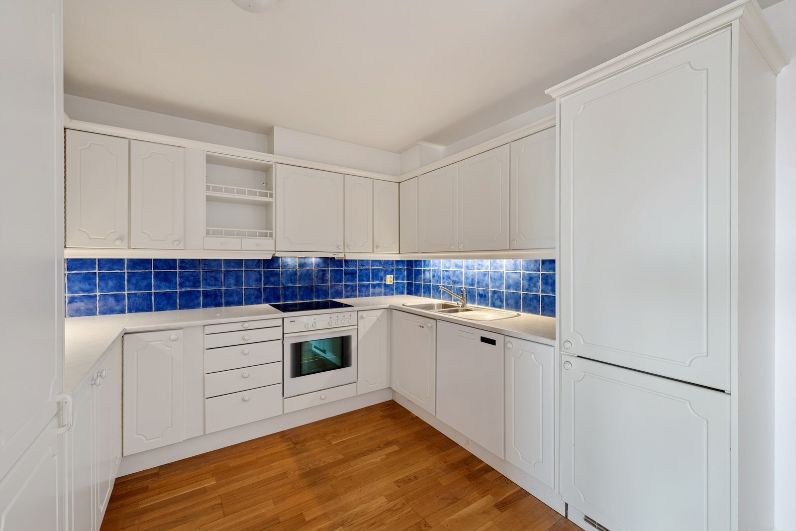 Kjøkkenet er innredet i en praktisk form og har godt med skap- og benkeplass. Galleribilde