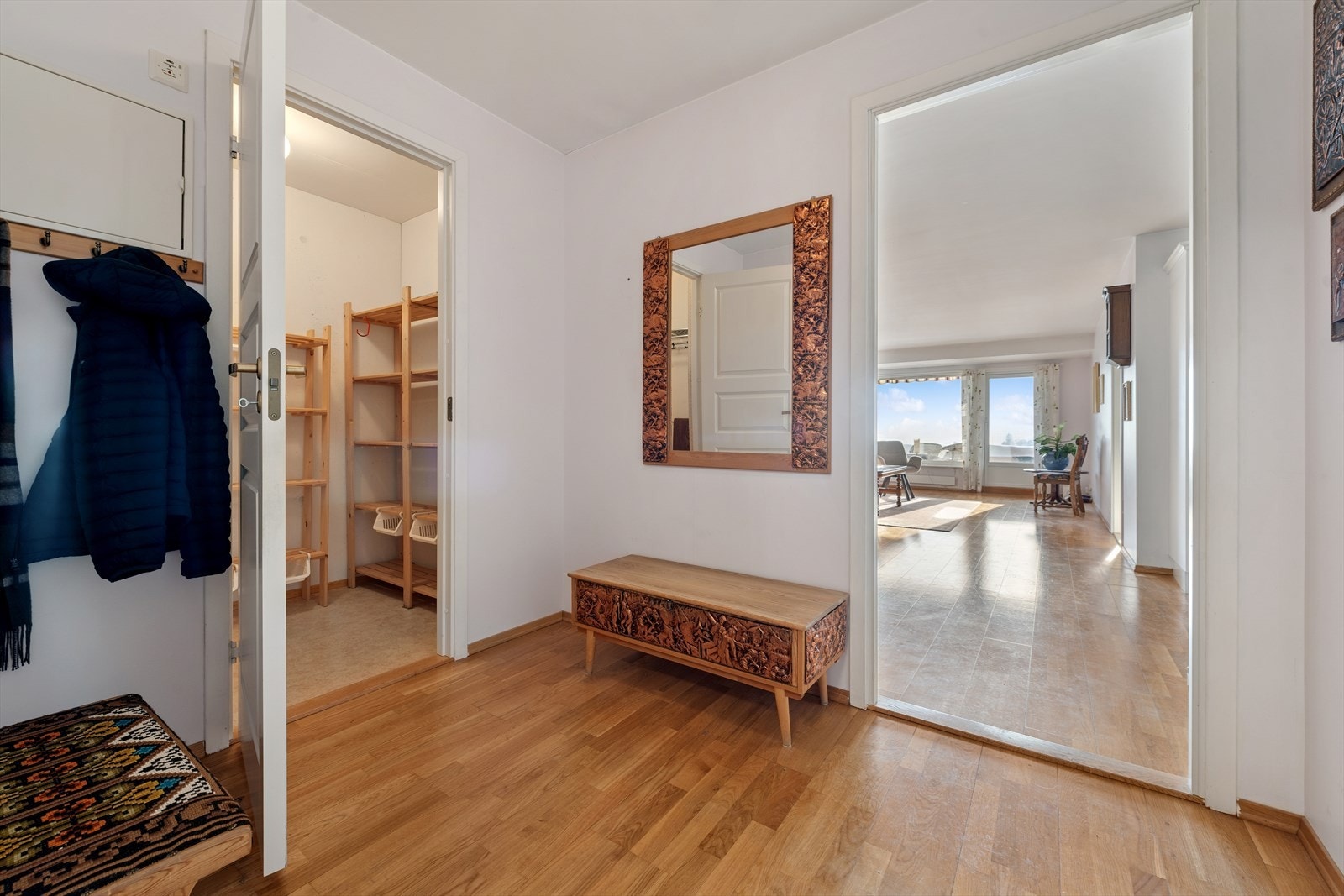 Her ønskes du velkommen inn i en lys entré hvor bod er praktisk plassert med god plass til diverse oppbevaring, samt ytterklær og sko. Galleribilde