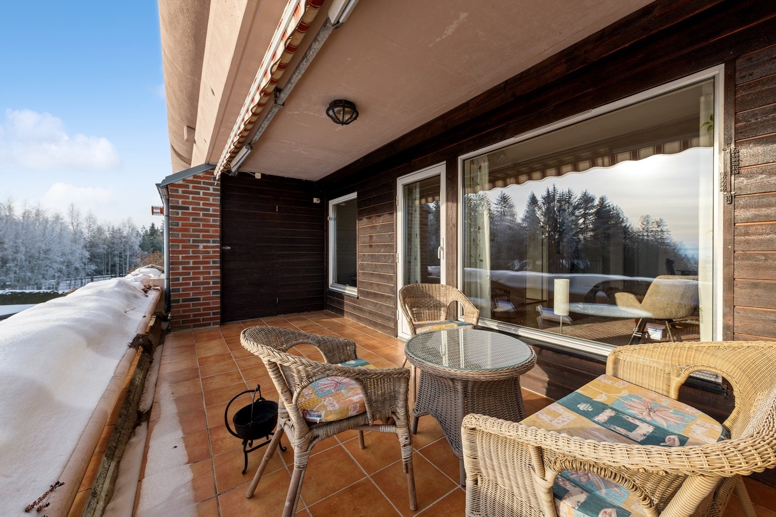 Terrassen har god plass til utemøbler og grill. Praktisk bod i enden av terrassen, samt stor markise som gir god solskjerming på de fine dagene. Galleribilde