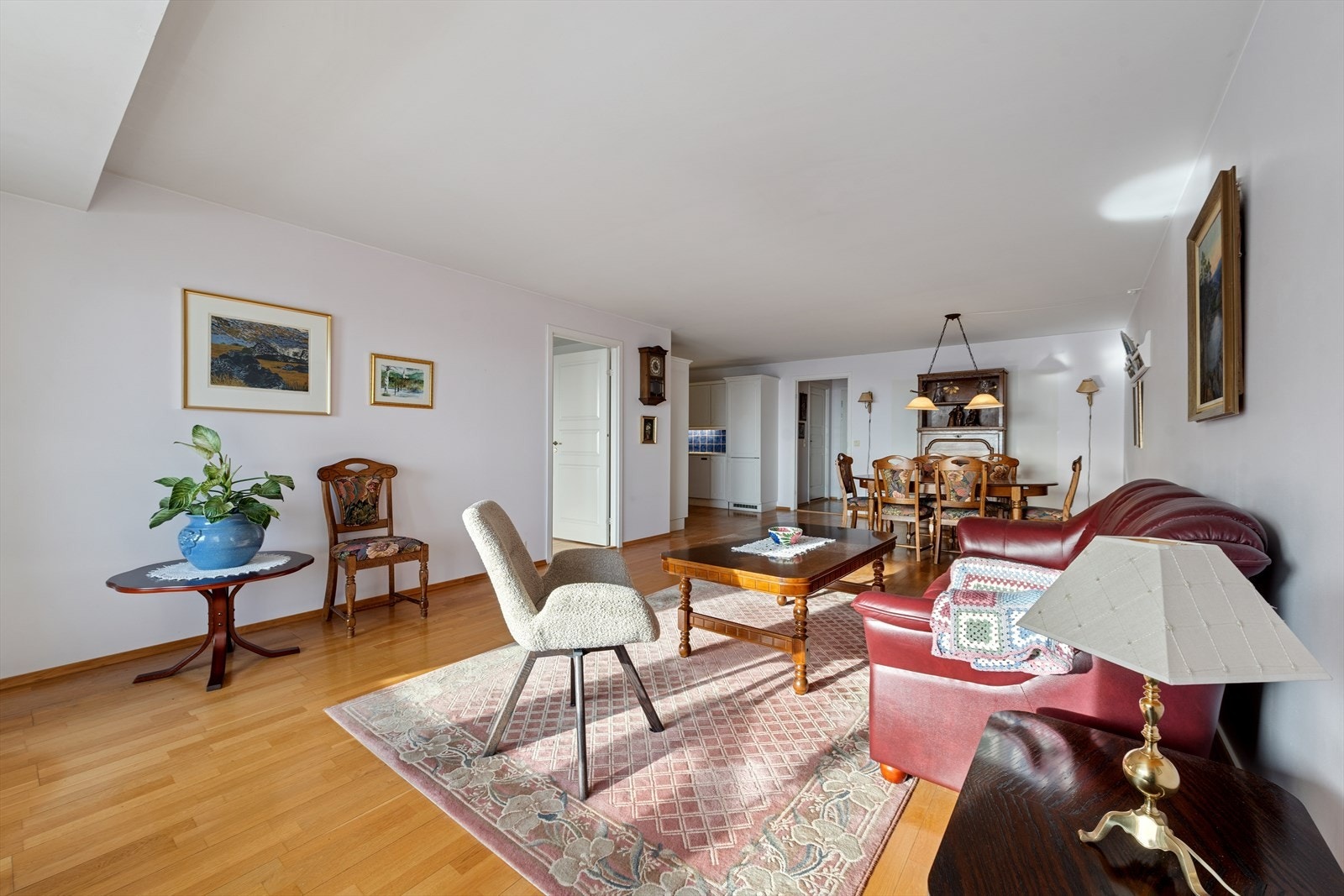 Stuen er romslig og enkel å møblere. Her er plass til å innrede med flere soner om ønskelig. Galleribilde