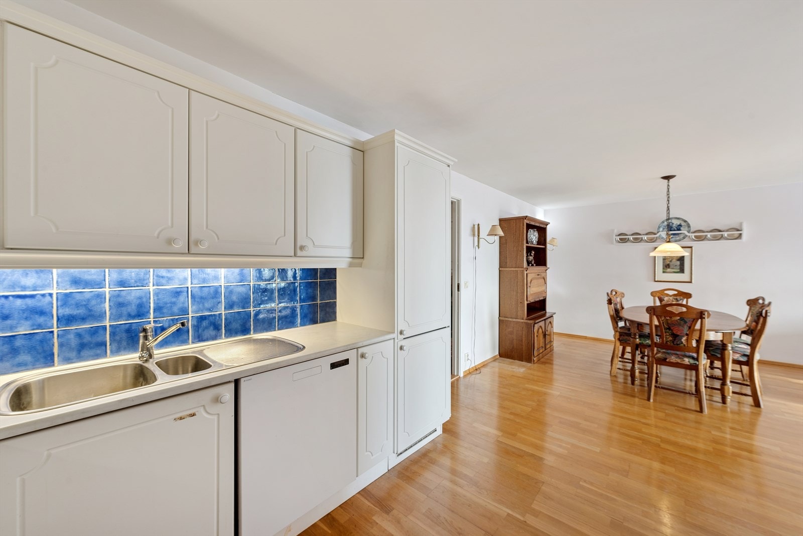 Kjøkkeninnredningen består av profilerte fronter og laminat benkeplate med nedfelt kum i rustfritt stål. Galleribilde