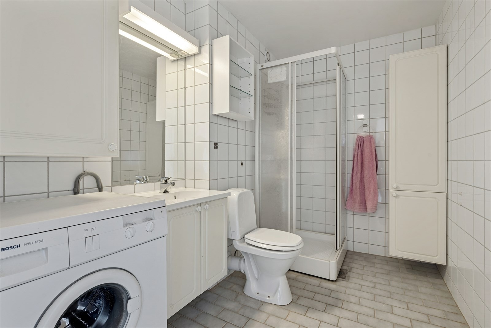 Flislagt baderom som har behagelig varme i gulvet. Galleribilde