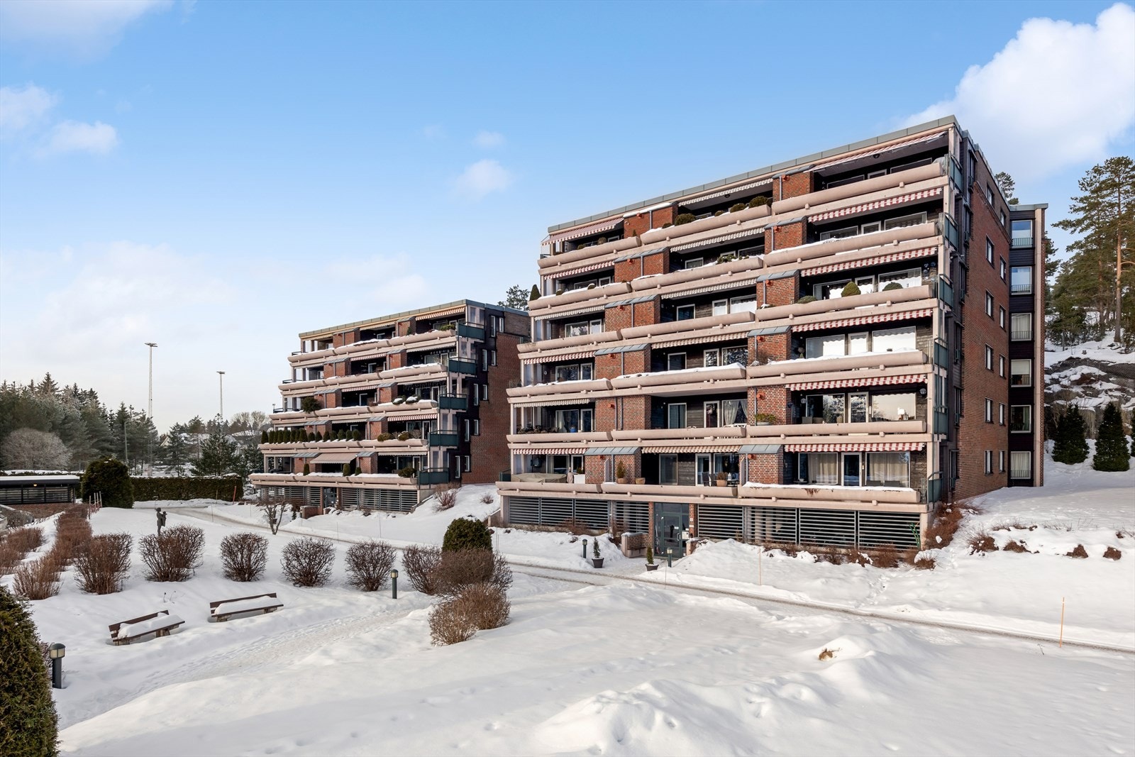 Leiligheten ligger i et rolig og veletablert boligområde på Garderåsen i Fetsund. Her bor du med umiddelbar nærhet til naturen, samtidig som du har en enkel reisevei til både Lillestrøm og Oslo. Galleribilde