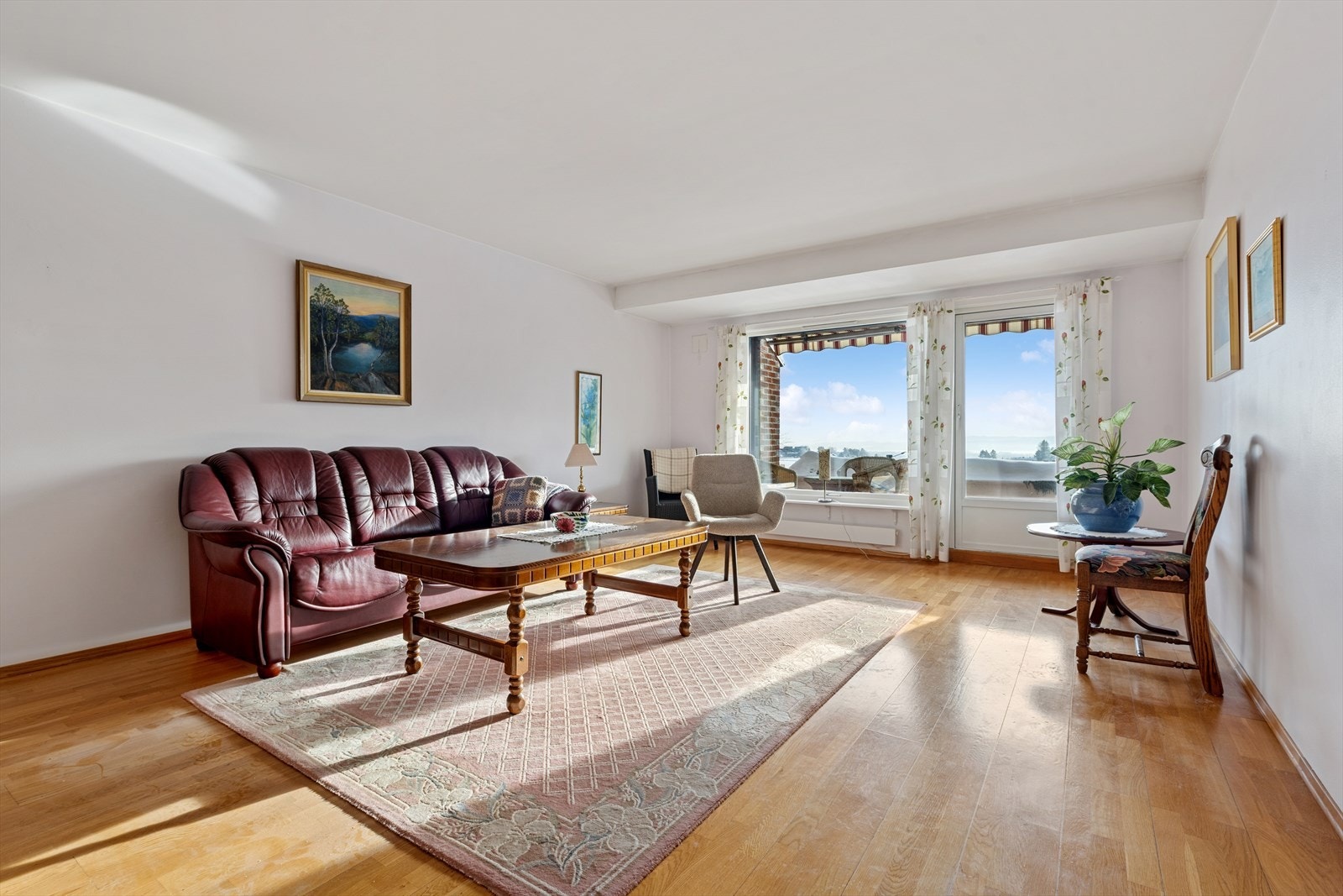 Fra stuen kommer man ut på den 14 kvm. store terrassen. Galleribilde