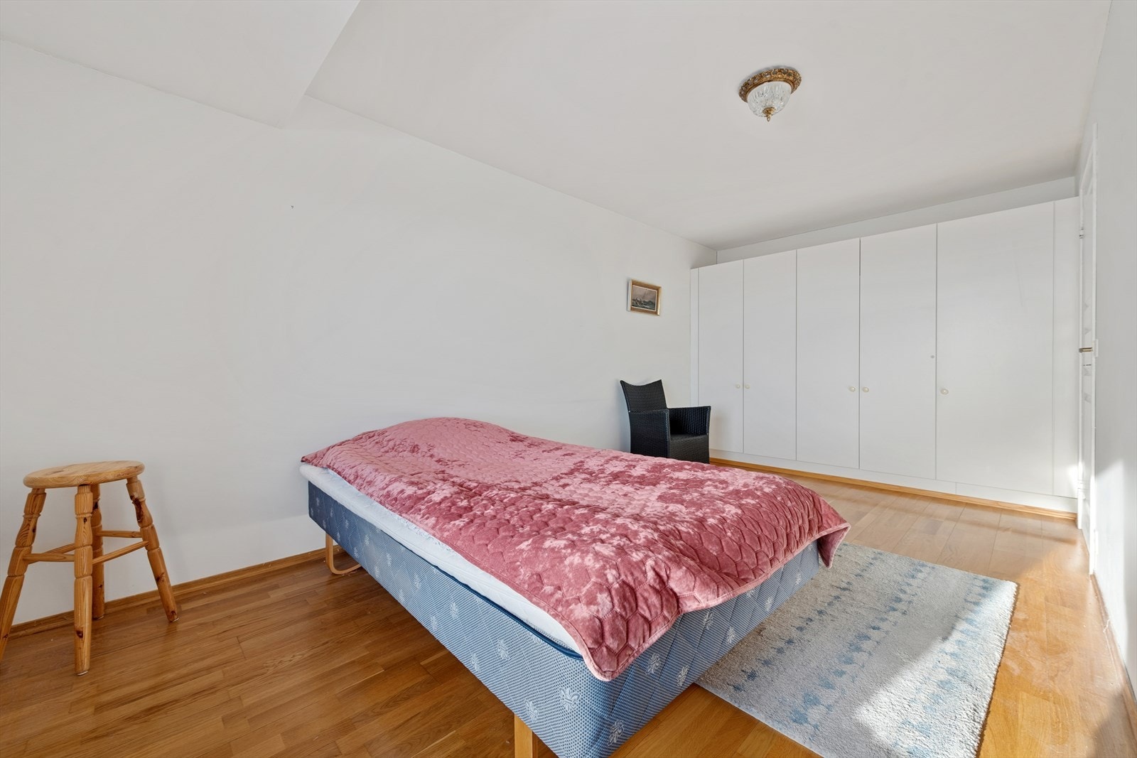 Her er det også et stort garderobeskap med gode oppbevaringsmuligheter. Galleribilde