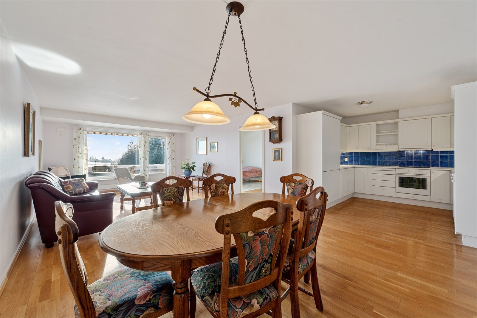 Det er åpen stue og kjøkkenløsning - noe som gir rommet et sosialt og luftig preg. Galleribilde