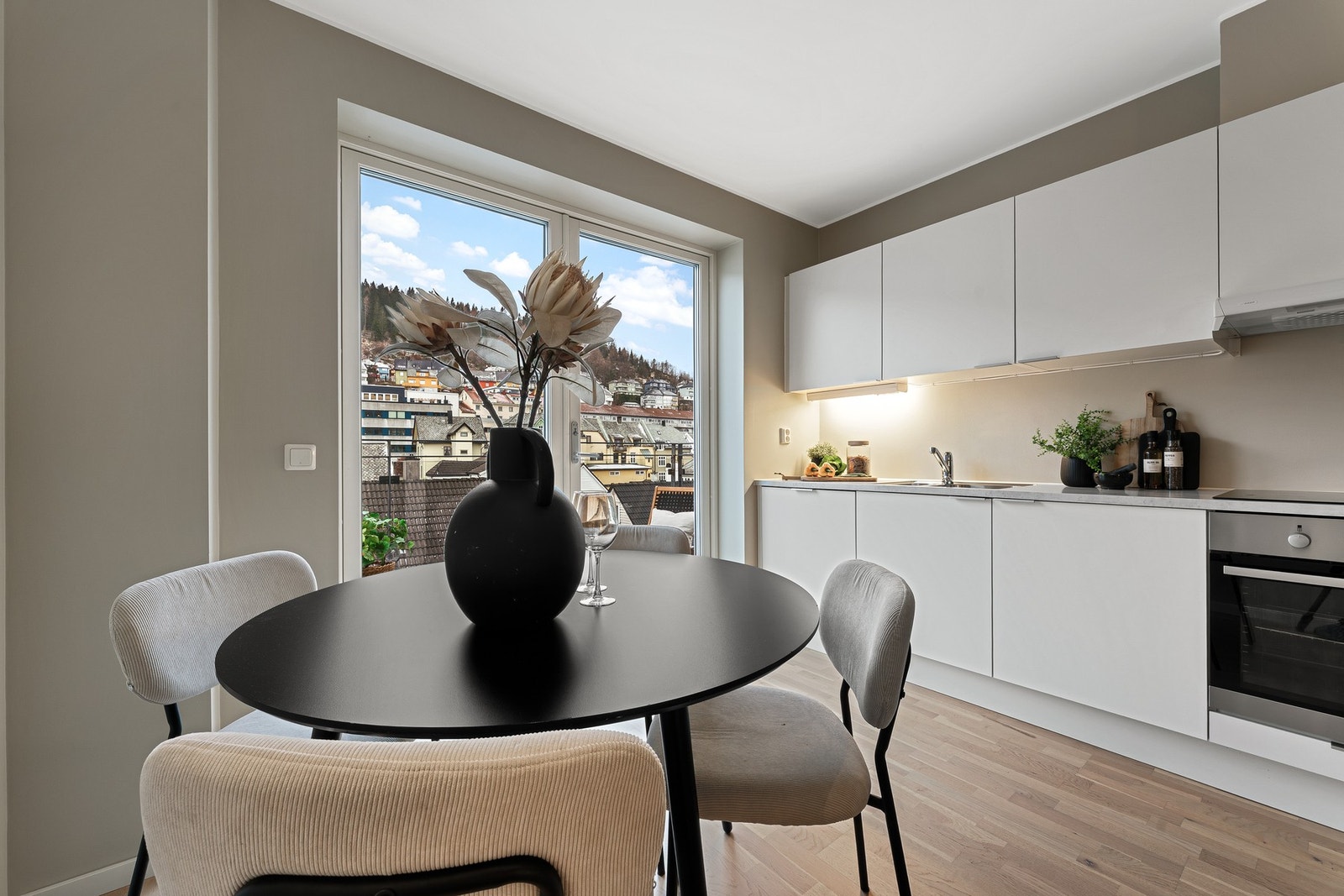 - Terrassedørene bidrar til godt lysinnslipp i rommet - Galleribilde