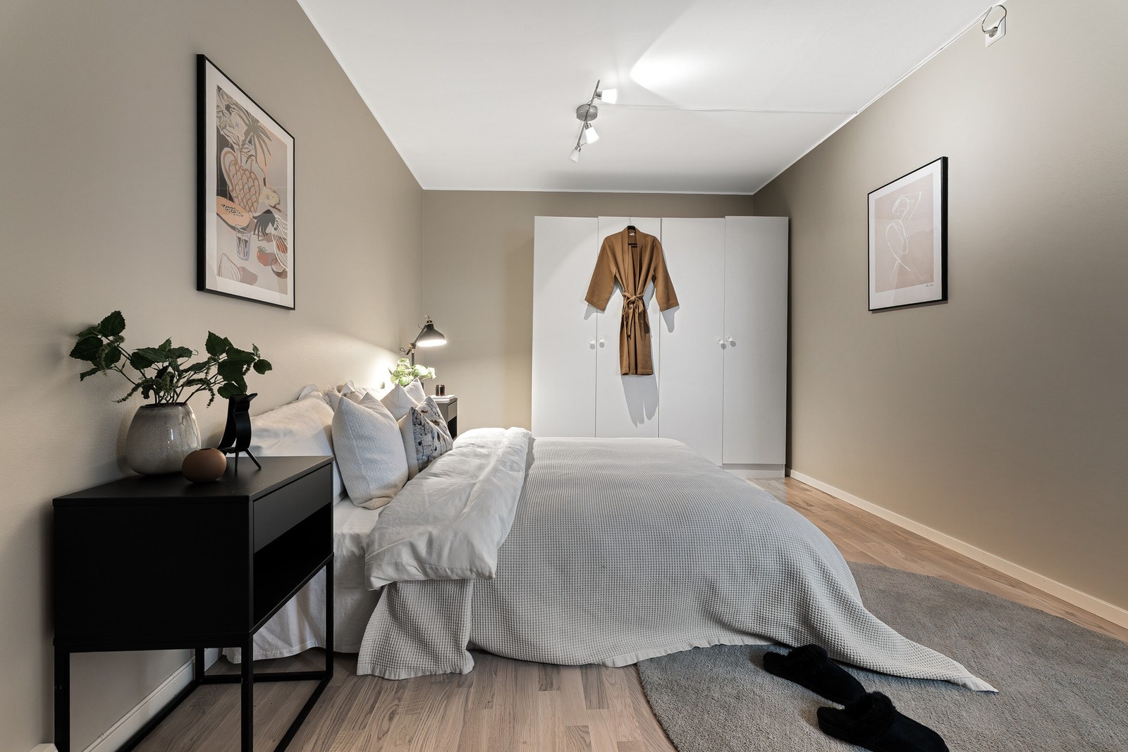 - Praktisk utforming med gode garderobemuligheter - Galleribilde