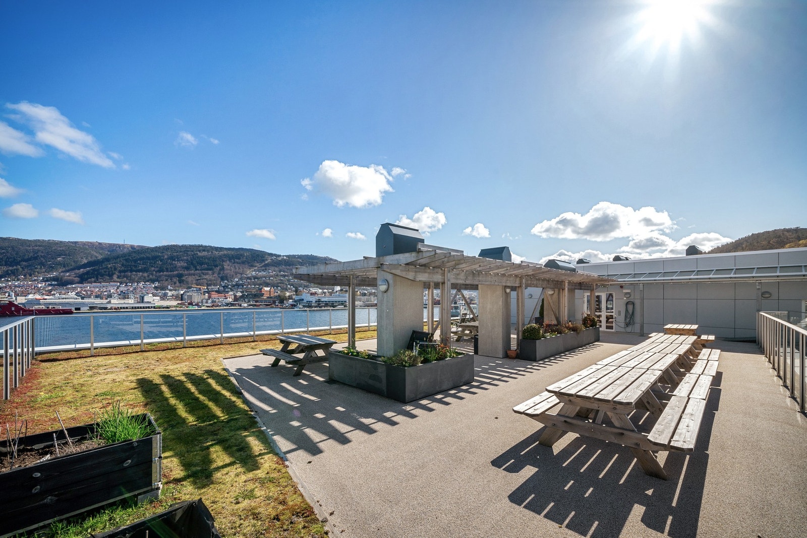 - På takterrasse har man utsikt over byfjorden, Nordnes og fjellene rundt - Galleribilde