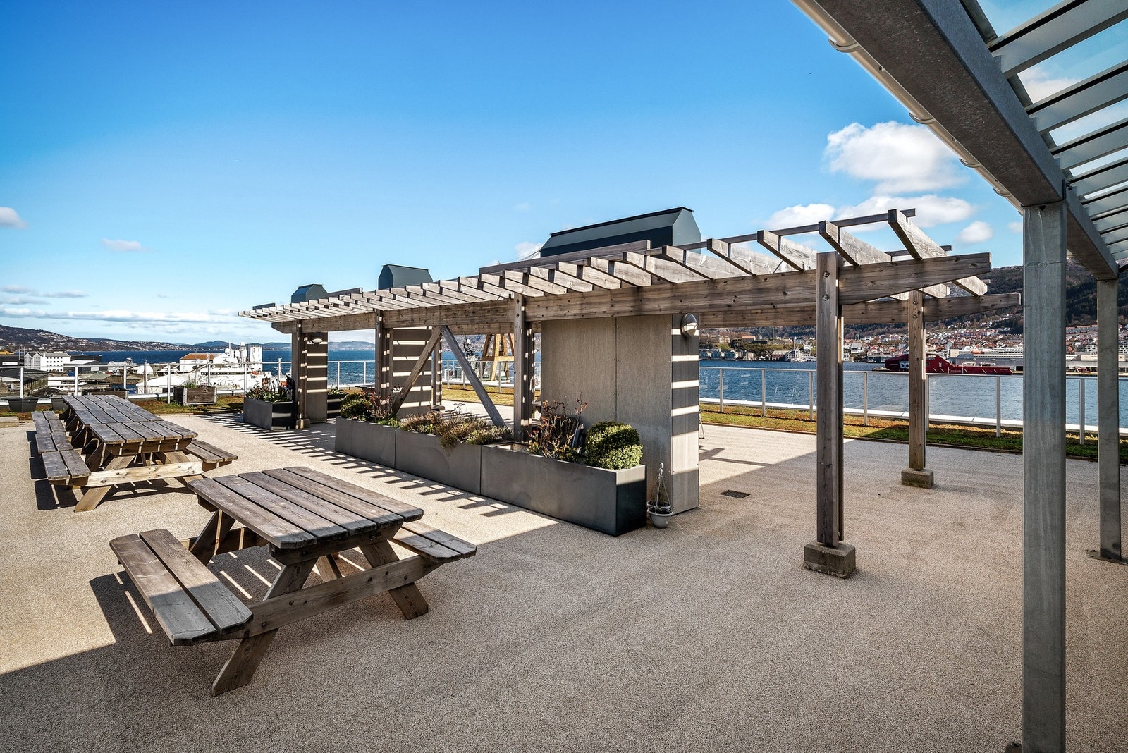 - Takterrassen er pent opparbeidet med sittegrupper og beplantning - Galleribilde