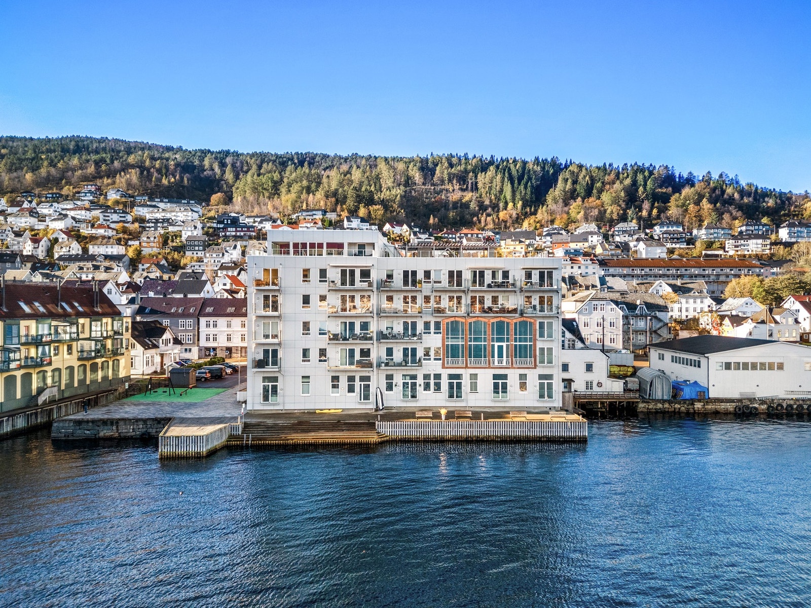 - Damsgårdsallmenningen 1 grenser til brygge langs sjøen - Galleribilde