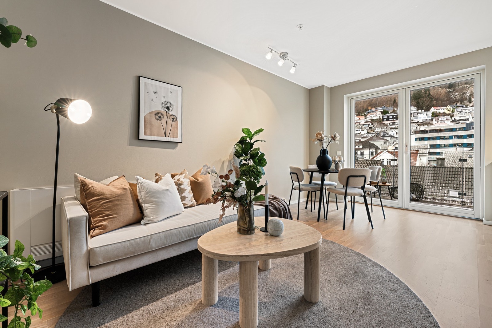 - Stuen har en funksjonell planløsning med plass til både sofagruppe og spisebord - Galleribilde