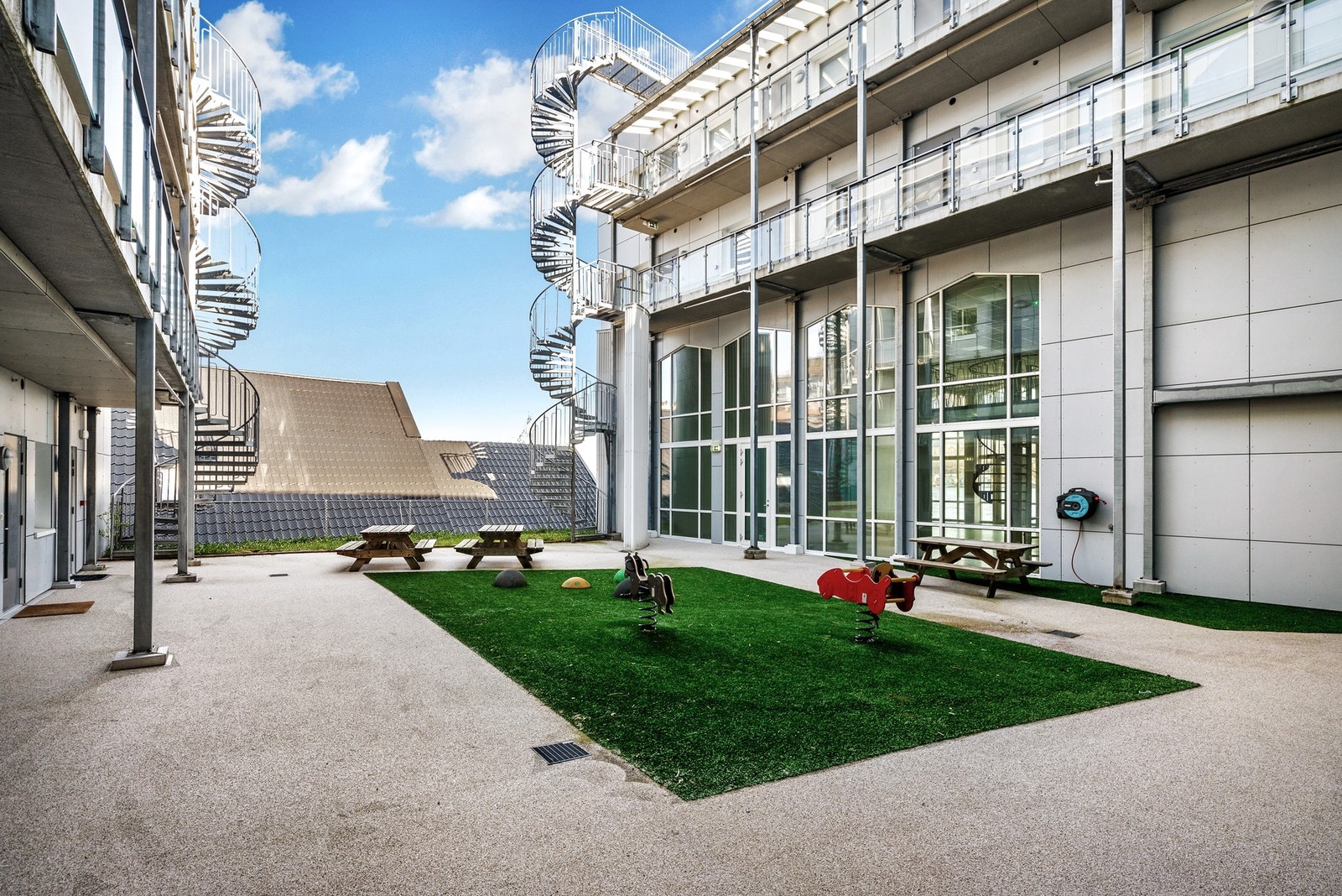 - Sameiet er pent opparbeidet, med en skjermet lekeplass for de minste - Galleribilde