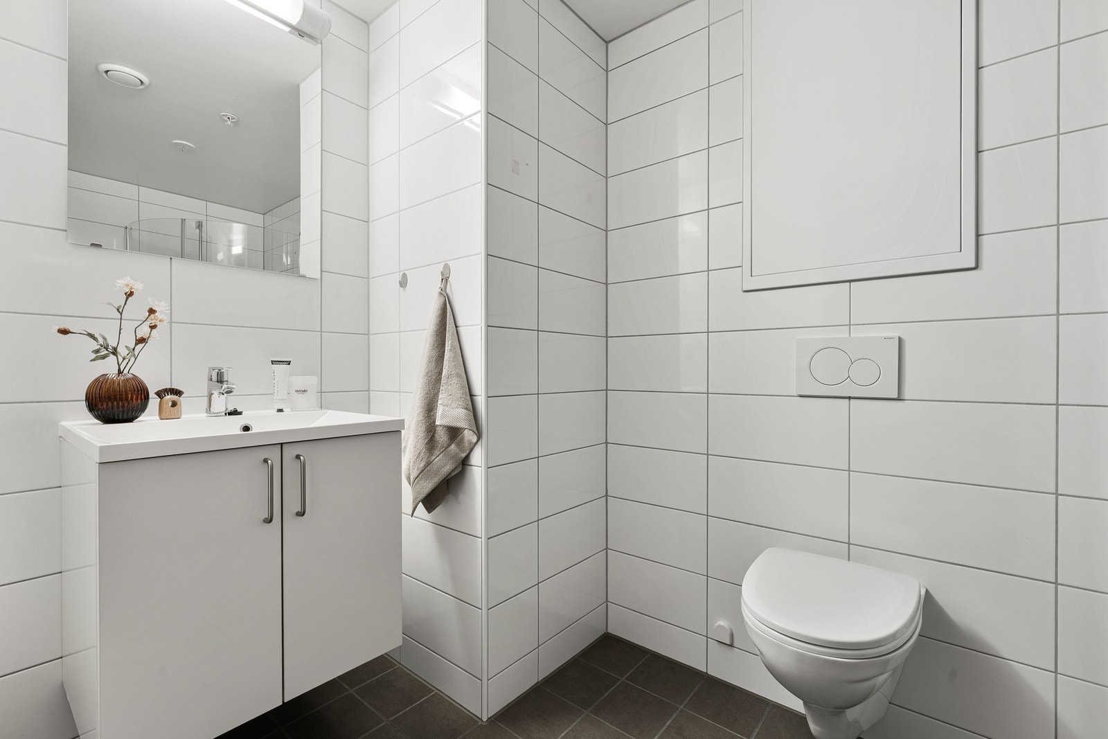 - Lyst og helfliset bad på ca. 4 kvm - Galleribilde