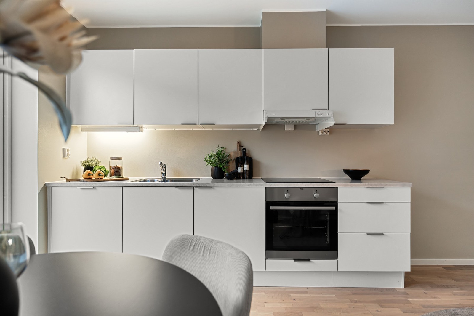 - Kjøkkenet er velutstyrt med integrerte hvitevarer som stekeovn, induksjonstopp, ventilator og oppvaskmaskin - Galleribilde