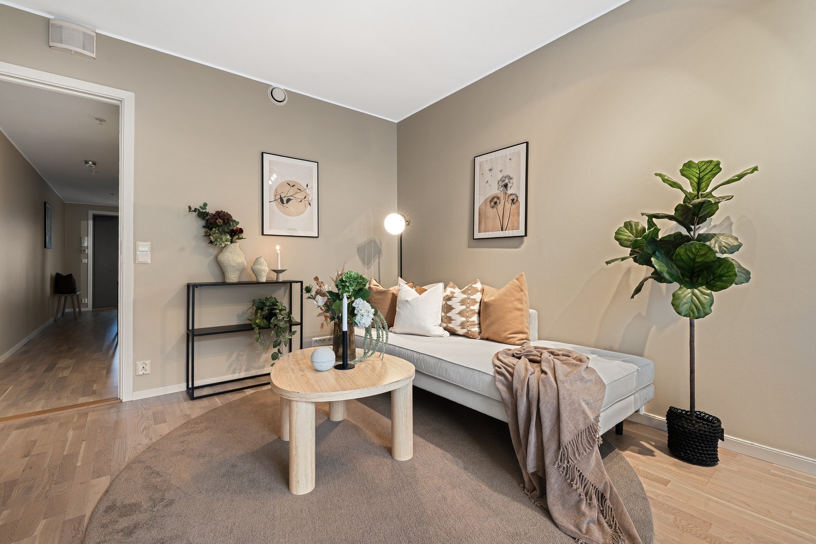 - Leiligheten har en åpne stue- og kjøkkenløsningen - Galleribilde