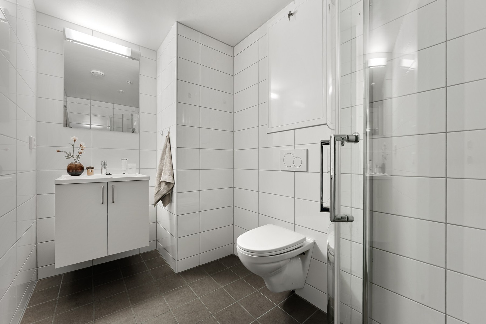 - Badet er utstyrt med gulvvarme og røropplegg for vaskemaskin - Galleribilde