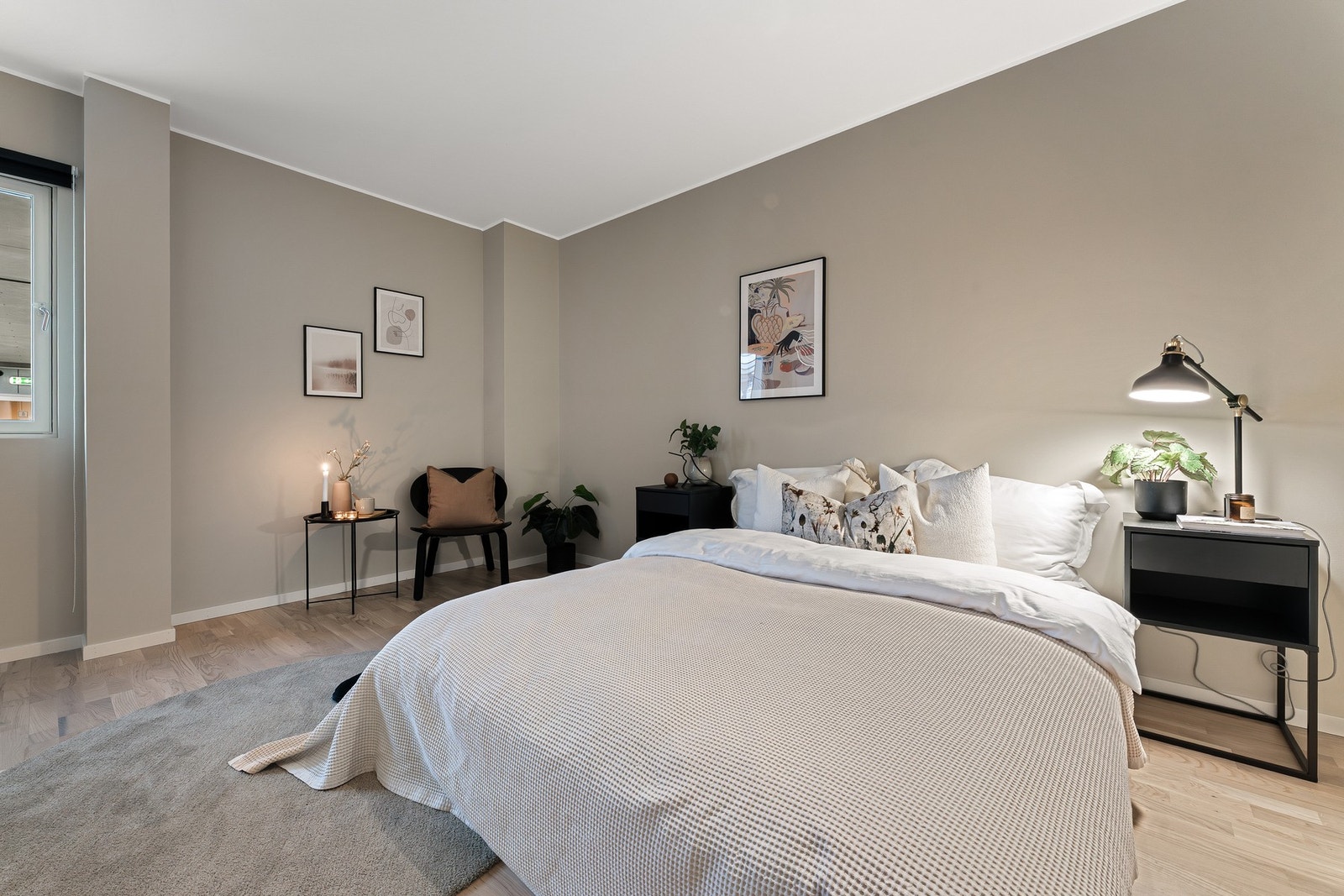 - Rommet har god plass til dobbeltseng og tilhørende møblement - Galleribilde