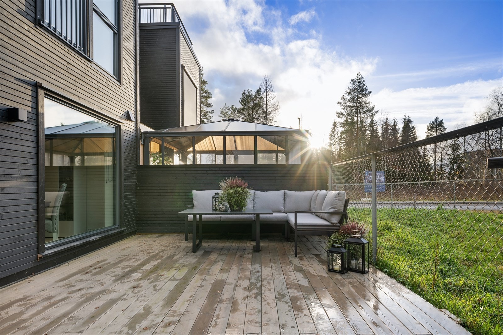 Romslig terrasse med plass til sittegruppe - perfekt for rolige kvelder og hyggelige sammenkomster Galleribilde