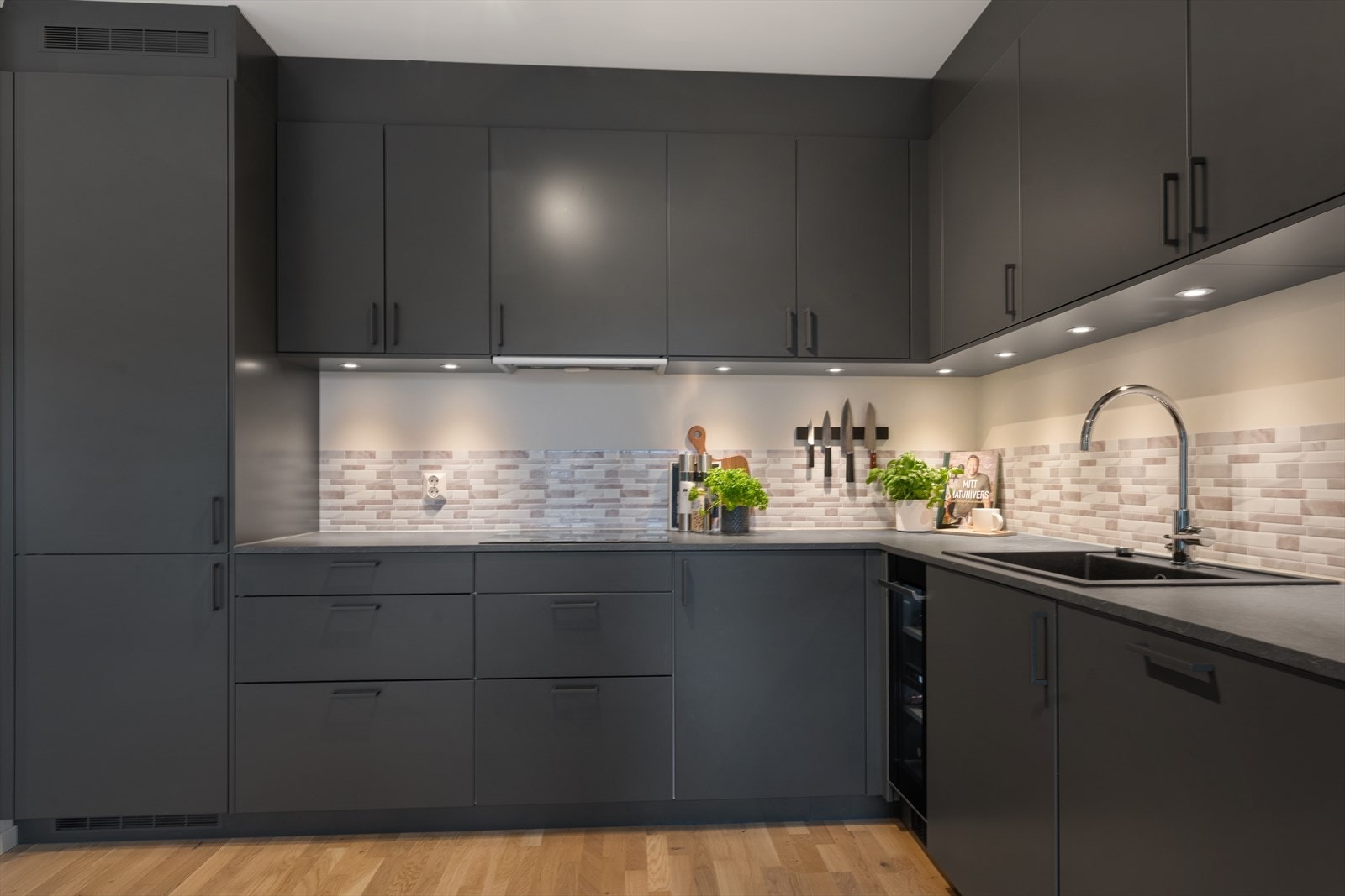 Stilrent kjøkken fra Drømmekjøkkenet med moderne løsninger, integrerte hvitevarer og god benkeplass Galleribilde