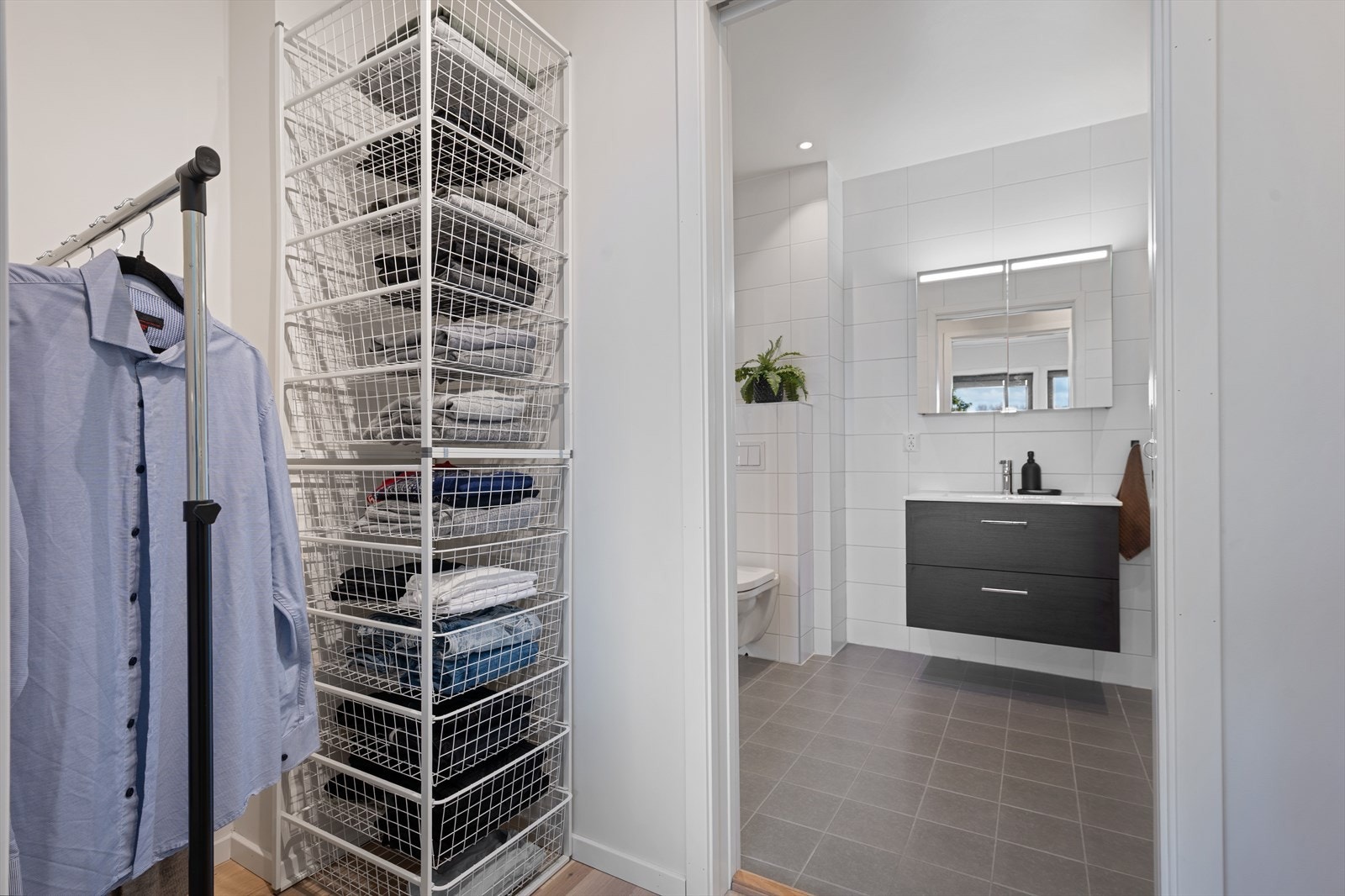 Tilgang til boligens 2. bad fra hovedsovreommet Galleribilde