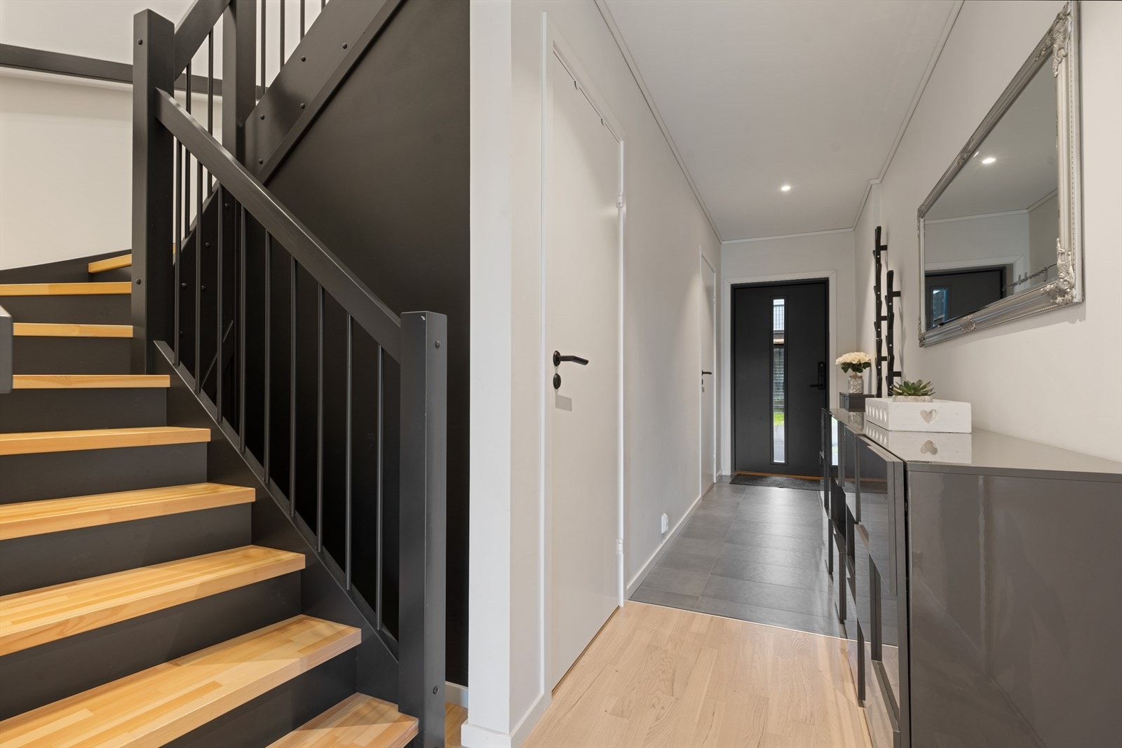 Lys og romslig entré med delvis flislagt/parkettgulv Galleribilde