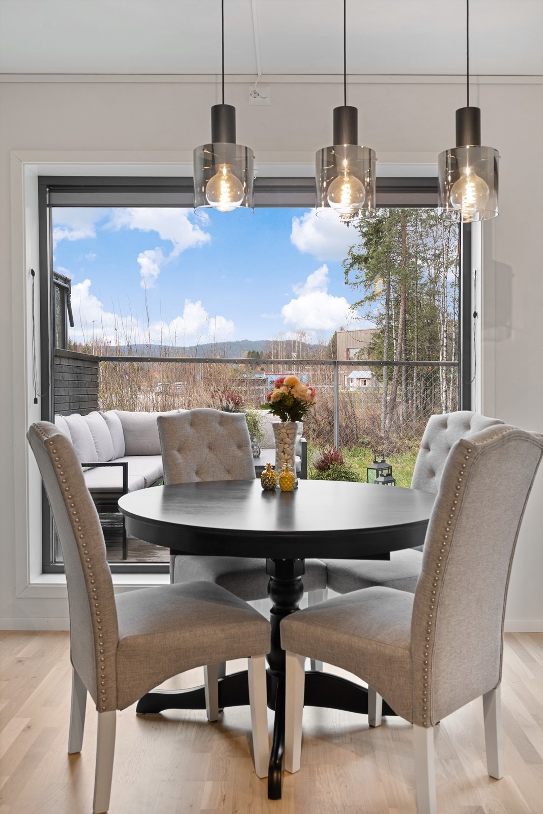 Plass til spisegruppe for hyggelig sammenkomst Galleribilde