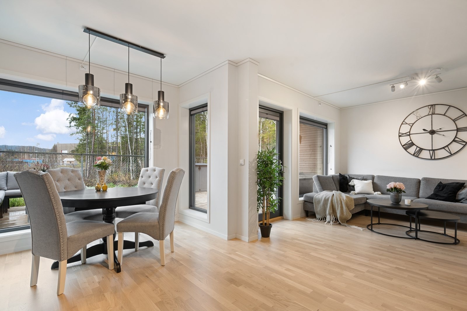 Åpen stue/kjøkkenløsning som gir en luftig og sosial atmosfære Galleribilde