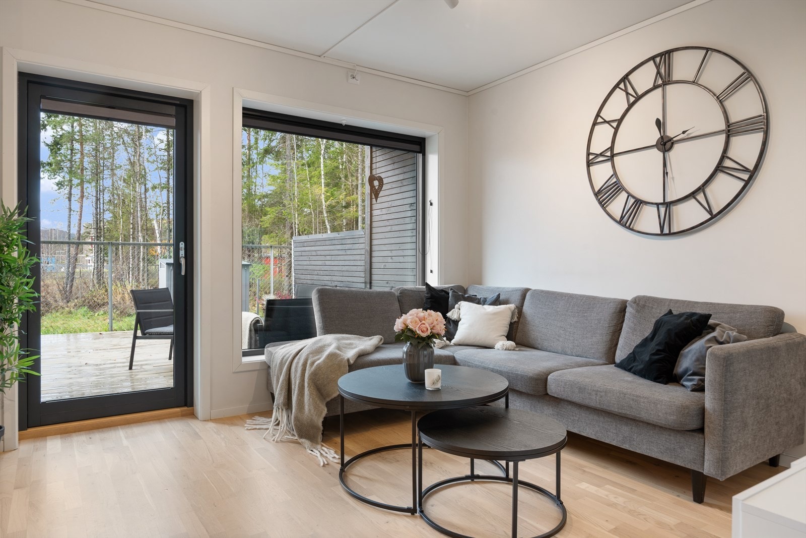 Lys og åpen stue med store vindusflater Galleribilde