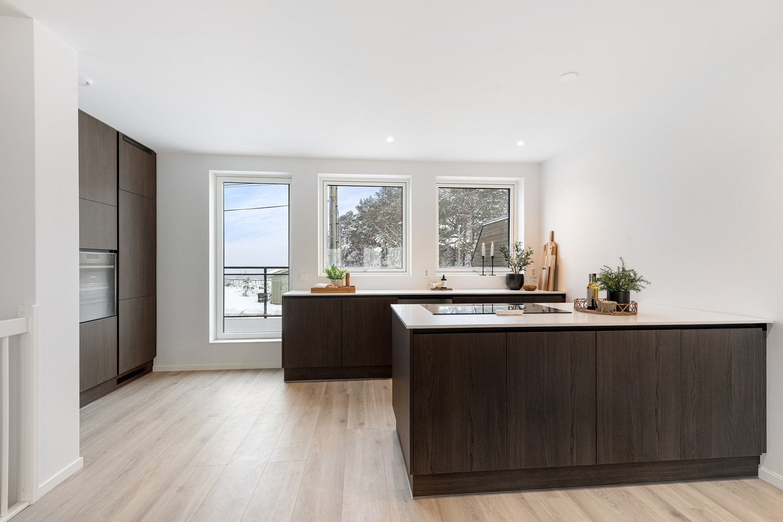 Moderne kjøkken med stilren innredning, integrerte hvitevarer og god benkeplass. Galleribilde