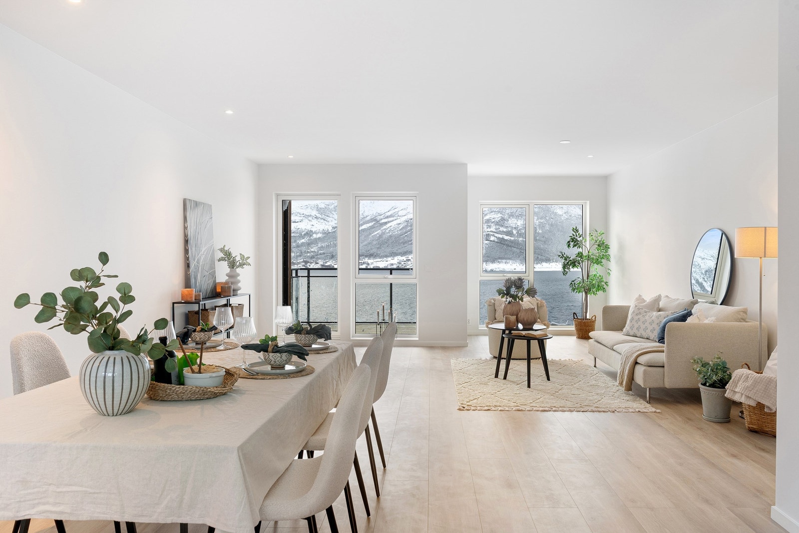 Velkommen til Slinningsvegen 69 - topp moderne rekkehus med utsikt, sol og høy kvalitet! Galleribilde